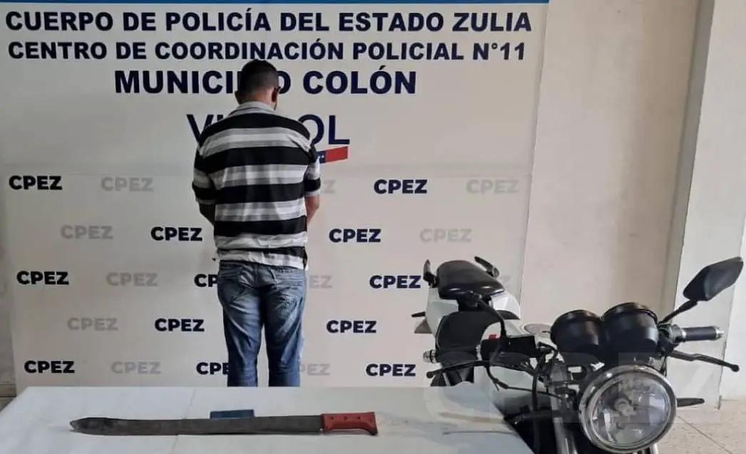 Atacó a la pareja de su ex con un machete mientras dormían
