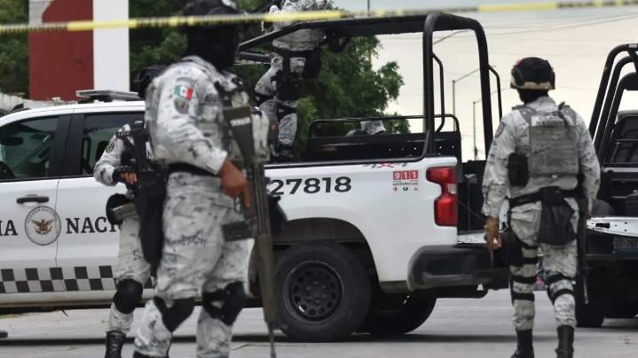 Asesinan a hombre mientras reparaba su camioneta en el centro de Apaseo el Alto