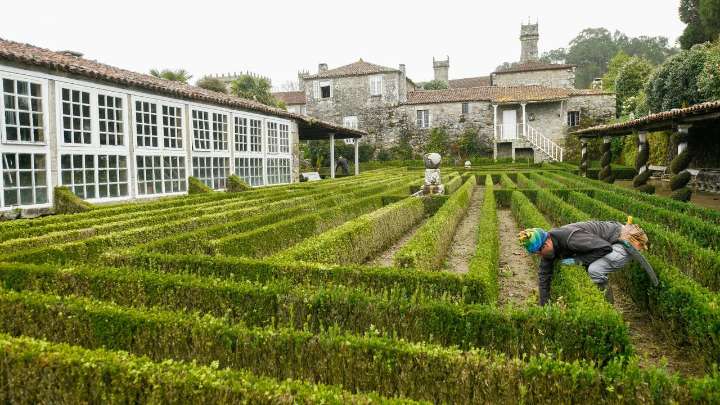 La propiedad del pazo de Oca reclama a la concesionaria de la AP-53 por daños en sus estanquespor un desprendimiento de tierras