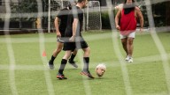 El artista Eugenio Merino pone a jugar al fútbol ante la ONU a judíos y palestinos con la 'cabeza' de Netanyahu