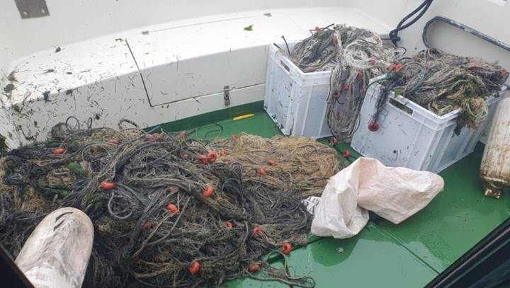 Incautadas 400 metros de redes de pesca ilegales en el Parque Natural de las Marismas de Santoña