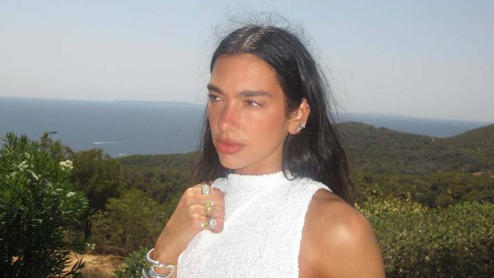 Victoria Beckham, Dua Lipa, and Rihanna Are Repping This Surprising Ring Trend