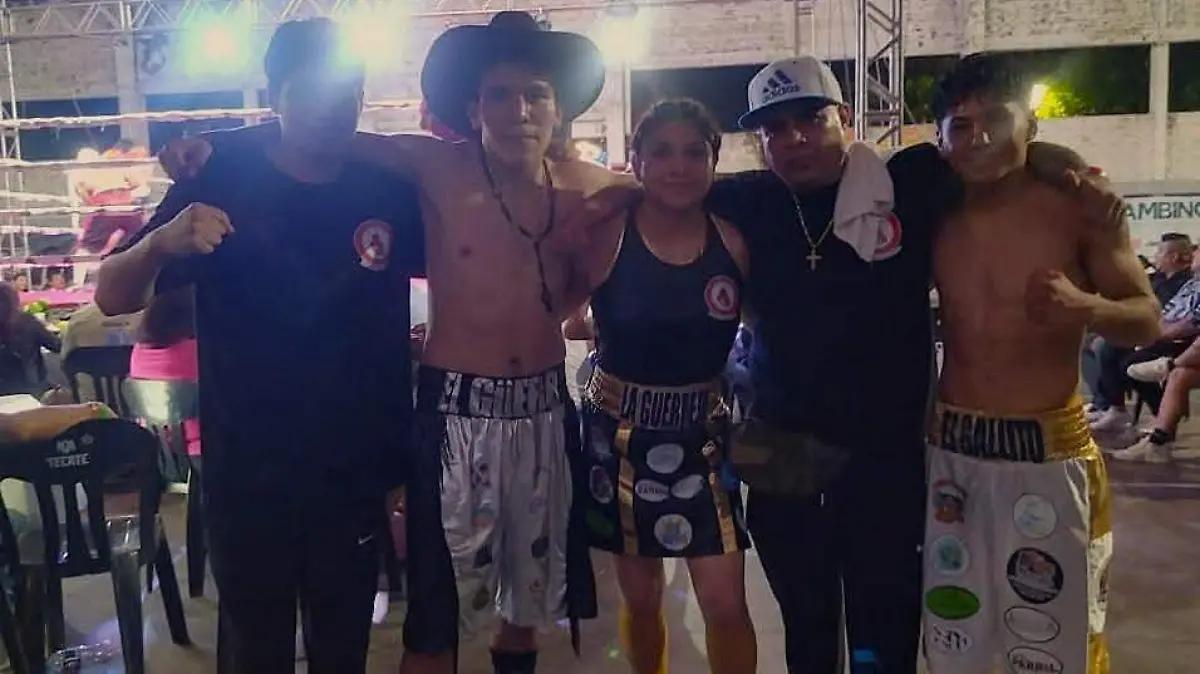 Jóvenes boxeadores ponen en alto a Zongolica; ganan por nocaut pelea profresional