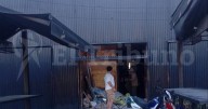 Un incendio causó alarma en Tres Cerritos: se prendió fuego un local en refacción