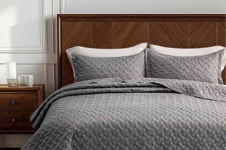 This Best-Selling Amazon Quilt Set Is Perfect for Hot and Cold Nights