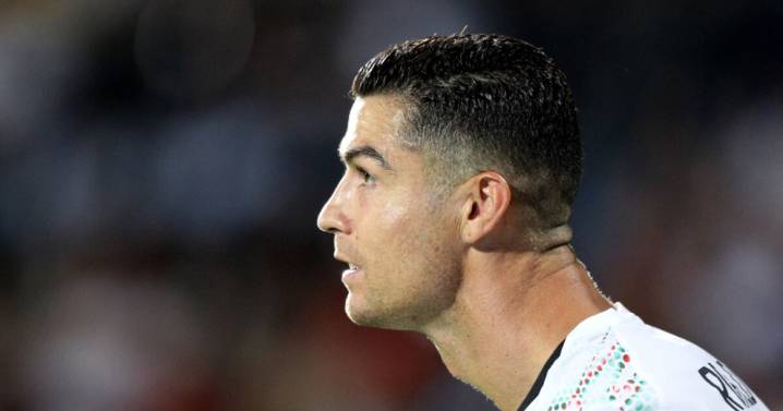 Entra al hotel por una foto… y se lleva tremendo empujón de CR7 (VIDEO)