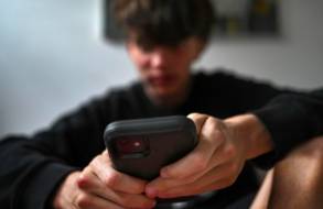 Australia avanza con ley que restringe redes sociales para menores de 16 años