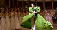 Anna Netrebko, heroína en el escenario y repudiada en el exterior de Covent Garden