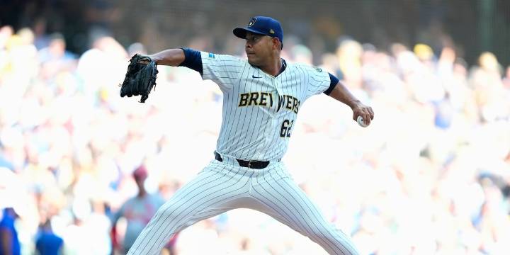 Brewers pitcher José Quintana undergoing MRI after injuring his calf