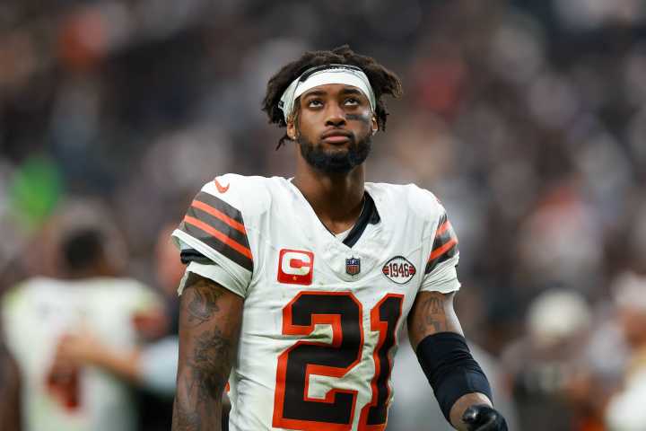Browns Injury Update: Denzel Ward Goes to Locker Room After Being Benched Against Ravens Browns CB Denzel Ward left for the locker room after medical checks, raising concern over Cleveland’s defensive