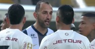 Alex Valera le responde a Hernán Barcos tras polémica en el clásico: "El que juega en contra de mi es como un enemigo"