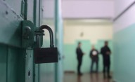 Fue condenado por abusar de una niña y le impiden salir de la cárcel