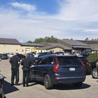 Agentes migratorios federales detienen a decenas de trabajadores en fábrica de Nueva York