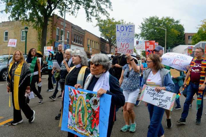 Líderes religiosos y fieles protestan contra las redadas de ICE frente a base naval en North Chicago