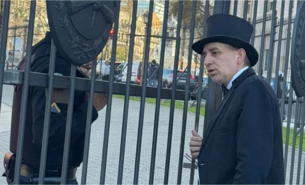 Insólito: el Mago sin Dientes fue a la Casa Rosada a pedirle una reunión a Milei: "¿Dónde está el PRO?"