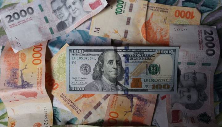 Tras revés electoral de Milei: dólar se dispara en Argentina y alcanza nuevo récord