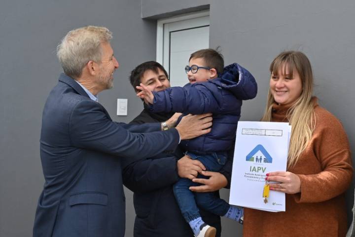 Frigerio entregó viviendas a familias de General Racedo