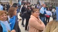 Pequeño grupo de libertarios se reunieron frente a Casa Rosada en apoyo a Milei