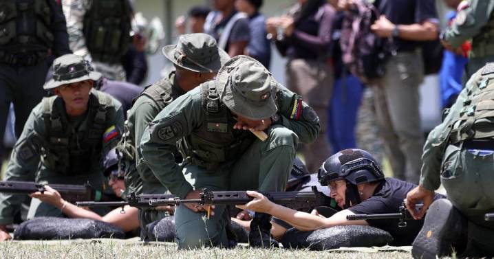 Maduro ordena a la FANB que enseñe “manejo de armas” a “alistados y vecinos”