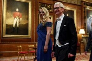 Trump gets lavish UK banquet – and an awkward guest