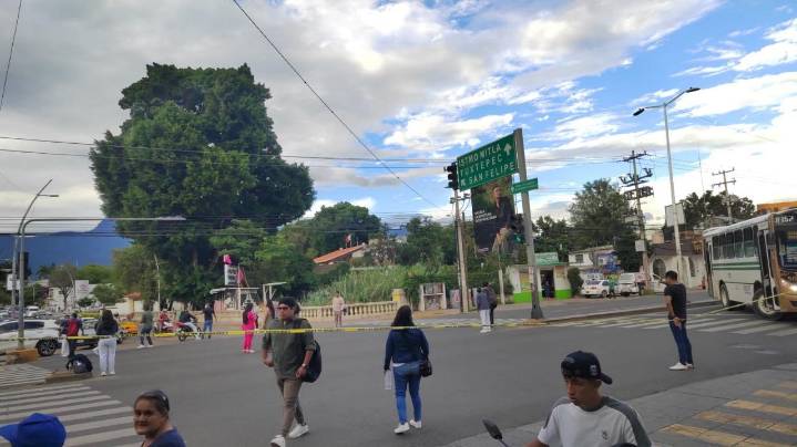 Personal del Issste bloquea en Oaxaca por la revocación de 17 plazas