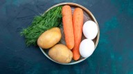 No es ensalada rusa: por qué recomiendan mezclar papas, zanahoria y huevos