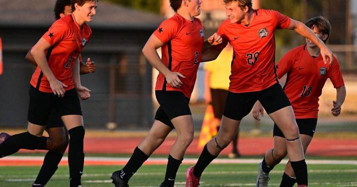 Waterloo remains unbeaten with shutout victory against Belleville West