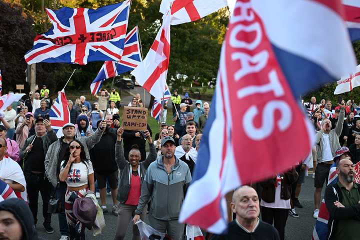 What percentage of hotel rooms in Britain are occupied by migrants?