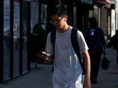 Bolsas magnéticas, el peculiar método que implementaron en escuelas de EEUU por la prohibición de celulares