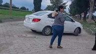 Sorprenden a dos mujeres tomando fotos a estudiantes en Tecamachalco