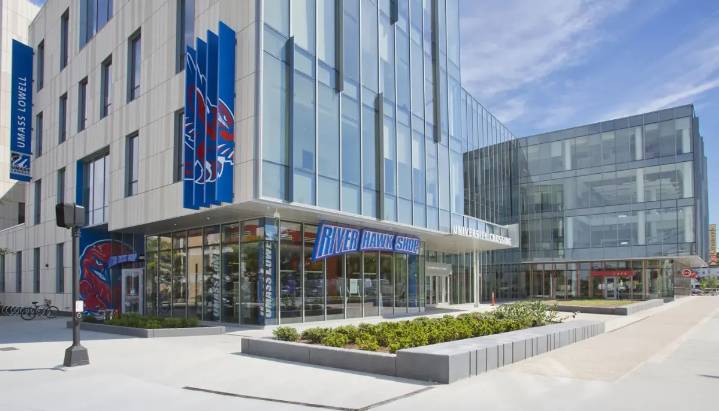 Reanudan clases en UMass Lowell tras cierre por hombre armado