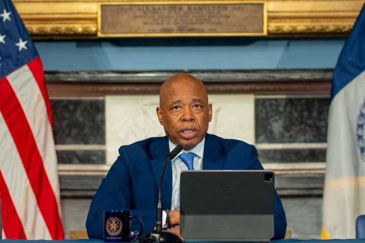 El alcalde de Nueva York, Eric Adams, se retira de la carrera a la reelección