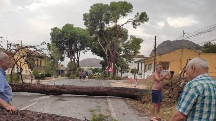 Un espectacular reventón térmico en Alicante deja incidencias, carreteras cortadas y clases canceladas