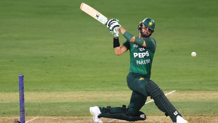Shaheen Afridi's cameo drags Pakistan to 146