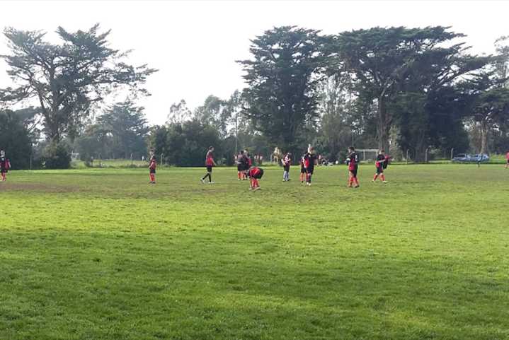 Lo echaron de un partido, volvió a la cancha y apuñaló a otro jugador en la cola