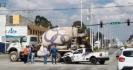 Chocan camioneta con revolvedora en ZI; sólo daños