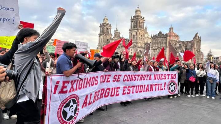 Protestan estudiantes de la FNERRR en el Zócalo