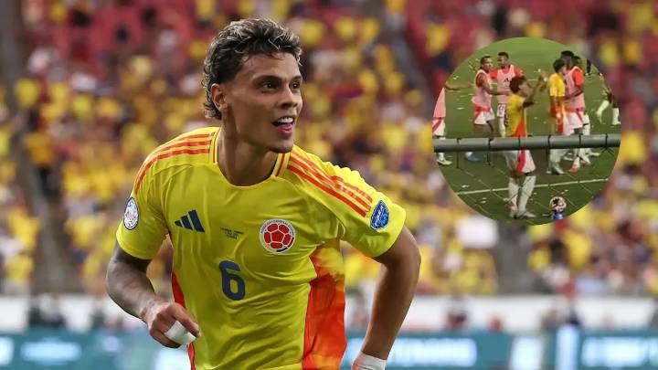 Fanáticos lanzan botella a Richard Ríos durante el partido de Colombia y Venezuela