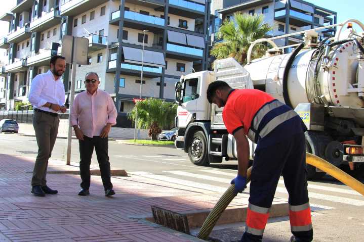Castellón refuerza las labores de limpieza de imbornales para anticiparse a la gota fría