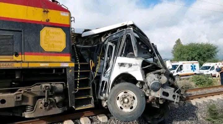 Cinco muertos y varios heridos deja accidente entre autobús de pasajeros y tren en Comonfort, Guanajuato
