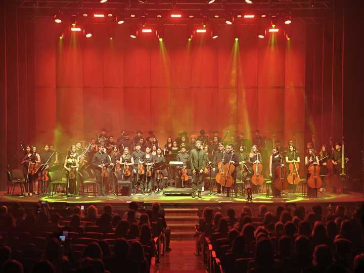 Más de 100 chicos y jóvenes conmovieron con su orquesta en el Coliseo