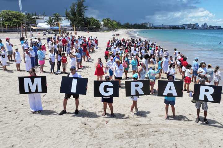Puertorriqueños claman que 'migrar es un derecho' frente a políticas del Gobierno Trump