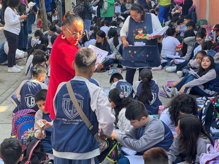 Realizan clases extramuros en primaria de la Cuauhtémoc; docentes exigen certeza laboral