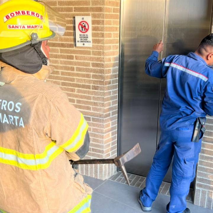Bomberos de Santa Marta rescatan a 13 personas atrapadas en ascensores