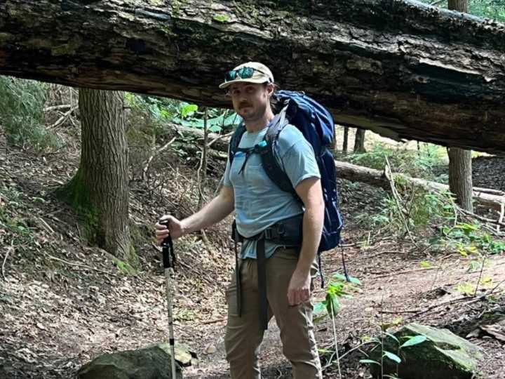 Sintió un dolor agudo en su pantorrilla mientras caminaba en un bosque y vivió una pesadilla: "Pensé que nunca iba a salir de allí"