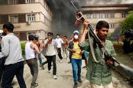 Cientos de manifestantes toman e incendian el parlamento de Nepal tras la renuncia de Oli