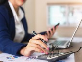 ¿Cuánto ganan los contadores auditores en Chile? Estos son los sueldos según la universidad de egreso