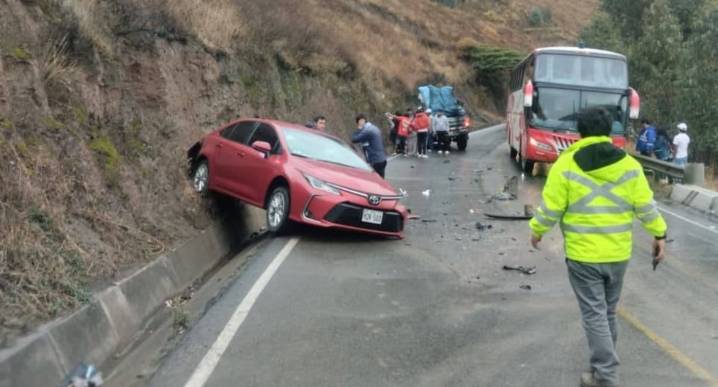La Libertad: Choque entre automóvil y camioneta deja cinco heridos