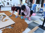 El arte efímero vuelve a honrar a la Virgen del Valle en Hinojos con una alfombra de serrín teñido