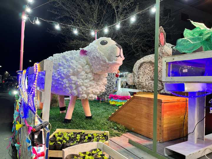La Escuela del Viento debutó en el desfile de la Primavera con murga y carroza propia